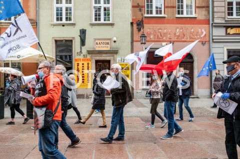 23.05.2020 GDANSK<br />
MANIFESTACJA KOMITETU OBRONY DEMOKRACJI W GDANSKU<br />
N/Z MANIFESTUJACY PRZECHODZA ULICA DLUGA W GDANSKU<br />
 