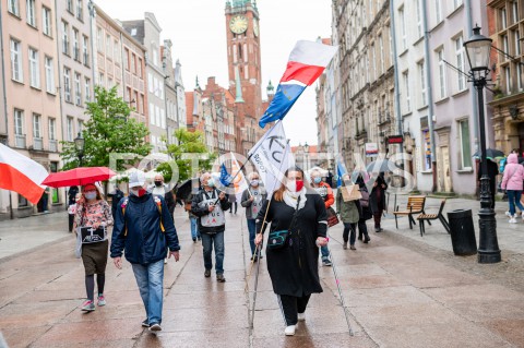  23.05.2020 GDANSK<br />
MANIFESTACJA KOMITETU OBRONY DEMOKRACJI W GDANSKU<br />
N/Z MANIFESTUJACY PRZECHODZA ULICA DLUGA W GDANSKU<br />
 