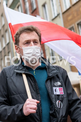  23.05.2020 GDANSK<br />
MANIFESTACJA KOMITETU OBRONY DEMOKRACJI W GDANSKU<br />
N/Z MEZCZYZNA Z FLAGA POLSKI<br />
 