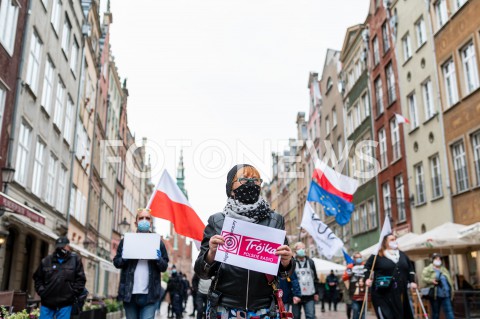  23.05.2020 GDANSK<br />
MANIFESTACJA KOMITETU OBRONY DEMOKRACJI W GDANSKU<br />
N/Z KOBIETA Z TRANSPARENTEM TROJKA POLSKIE RADIO<br />
 