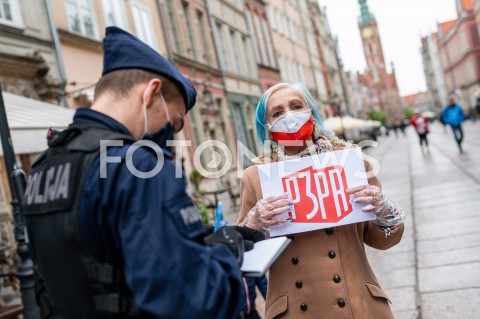  23.05.2020 GDANSK<br />
MANIFESTACJA KOMITETU OBRONY DEMOKRACJI W GDANSKU<br />
N/Z KOBIETA Z TRANSPARENTEM PZPR LEGITYMOWANA PRZEZ POLICJE<br />
 