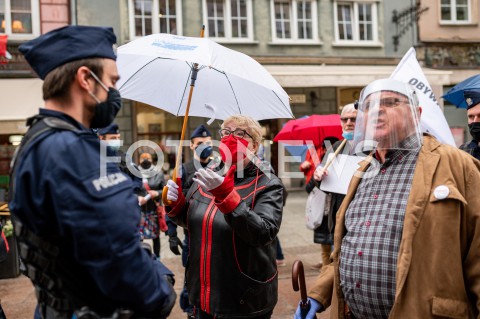  23.05.2020 GDANSK<br />
MANIFESTACJA KOMITETU OBRONY DEMOKRACJI W GDANSKU<br />
N/Z MEZCZYZNA LEGITYMOWANY PRZEZ POLICJE PODCZAS MANIFESTACJI HENRYKA KRZYWONOS<br />
 