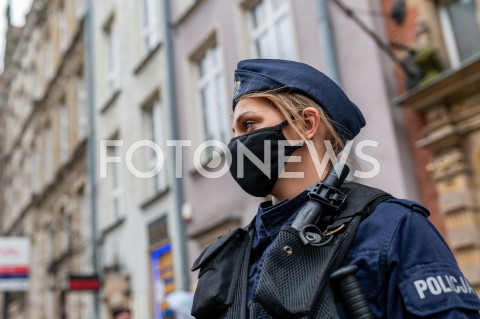  23.05.2020 GDANSK<br />
MANIFESTACJA KOMITETU OBRONY DEMOKRACJI W GDANSKU<br />
N/Z FUNKCJONARIUSZ POLICJA POLICJANTKA<br />
 