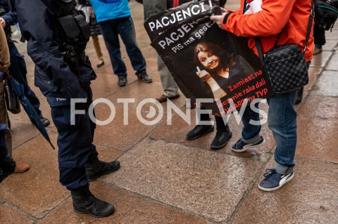  23.05.2020 GDANSK<br />
MANIFESTACJA KOMITETU OBRONY DEMOKRACJI W GDANSKU<br />
N/Z MEZCZYZNA Z TRANSPARENTEM ZAMIAST NA LECZENIE RAKA DALI DWA MILIARDY NA TVP LEGITYMOWANY PRZEZ POLICJE<br />
 
