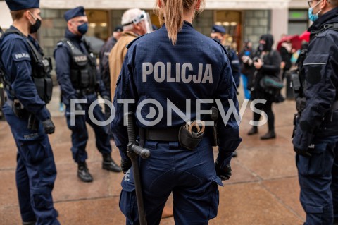  23.05.2020 GDANSK<br />
MANIFESTACJA KOMITETU OBRONY DEMOKRACJI W GDANSKU<br />
N/Z POLICJA POLICJANTKA ILUSTRACJA KAJDANKI MUNDUR<br />
 