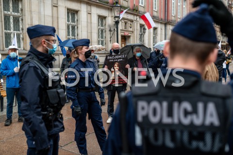  23.05.2020 GDANSK<br />
MANIFESTACJA KOMITETU OBRONY DEMOKRACJI W GDANSKU<br />
N/Z POLICJA POLICJANCI POLICJANTKA W TRAKCIE MANIFESTACJI<br />
 