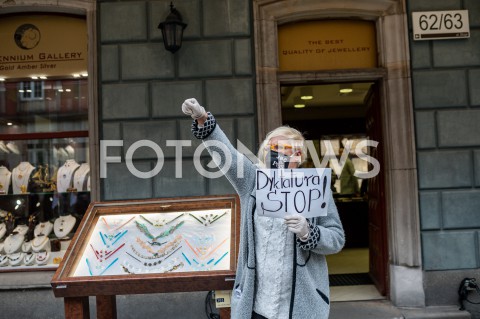  23.05.2020 GDANSK<br />
MANIFESTACJA KOMITETU OBRONY DEMOKRACJI W GDANSKU<br />
N/Z KOBIETA Z TRANSPARENTEM DYKTATURA STOP<br />
 