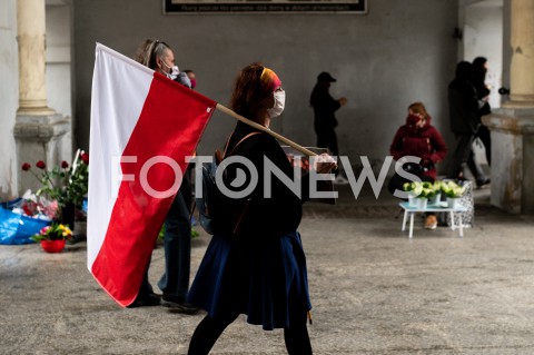  23.05.2020 GDANSK<br />
MANIFESTACJA KOMITETU OBRONY DEMOKRACJI W GDANSKU<br />
N/Z KOBIETA Z FLAGA POLSKI<br />
 