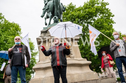  23.05.2020 GDANSK<br />
MANIFESTACJA KOMITETU OBRONY DEMOKRACJI W GDANSKU<br />
N/Z HENRYKA KRZYWONOS PODCZAS MANIFESTACJI POD POMNIKIEM JANA III SOBIESKIEGO<br />
 