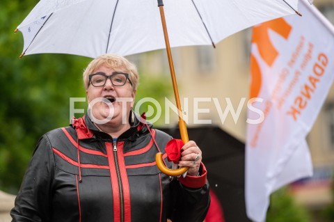 23.05.2020 GDANSK<br />
MANIFESTACJA KOMITETU OBRONY DEMOKRACJI W GDANSKU<br />
N/Z HENRYKA KRZYWONOS PODCZAS MANIFESTACJI POD POMNIKIEM JANA III SOBIESKIEGO<br />
 