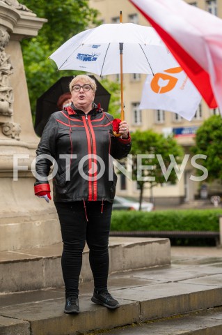  23.05.2020 GDANSK<br />
MANIFESTACJA KOMITETU OBRONY DEMOKRACJI W GDANSKU<br />
N/Z HENRYKA KRZYWONOS PODCZAS MANIFESTACJI POD POMNIKIEM JANA III SOBIESKIEGO<br />
 