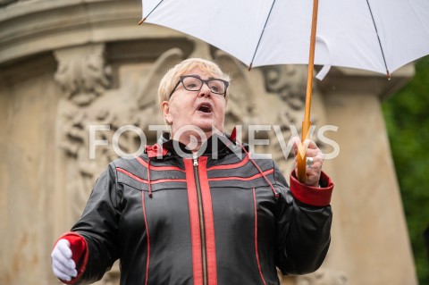  23.05.2020 GDANSK<br />
MANIFESTACJA KOMITETU OBRONY DEMOKRACJI W GDANSKU<br />
N/Z HENRYKA KRZYWONOS PODCZAS MANIFESTACJI POD POMNIKIEM JANA III SOBIESKIEGO<br />
 