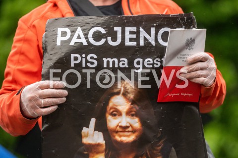  23.05.2020 GDANSK<br />
MANIFESTACJA KOMITETU OBRONY DEMOKRACJI W GDANSKU<br />
N/Z MEZCZYZNA Z TRANSPARENTEM PACJENCI PIS MA GEST TRZYMAJACY KONSTYTUCJE<br />
 