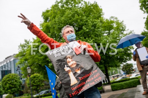  23.05.2020 GDANSK<br />
MANIFESTACJA KOMITETU OBRONY DEMOKRACJI W GDANSKU<br />
N/Z MEZCZYZNA Z TRANSPARENTEM PIS MA GEST ZAMIAST NA LECZENIE RAKA DALI DWA MILIARDY NA TVP<br />
 