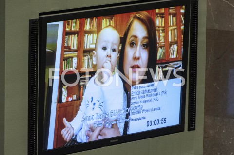  27.05.2020 WARSZAWA SEJM<br />
POSIEDZENIE SEJMU<br />
N/Z ANNA MARIA SIARKOWSKA Z DZIECKIEM DZIECKO<br />
 