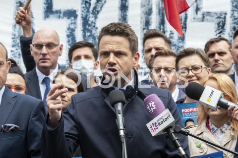  03.06.2020 WARSZAWA<br />
POCZATEK KAMPANII RAFALA TRZASKOWSKIEGO<br />
ZBIERANIE PODPISOW<br />
N/Z RAFAL TRZASKOWSKI<br />
 