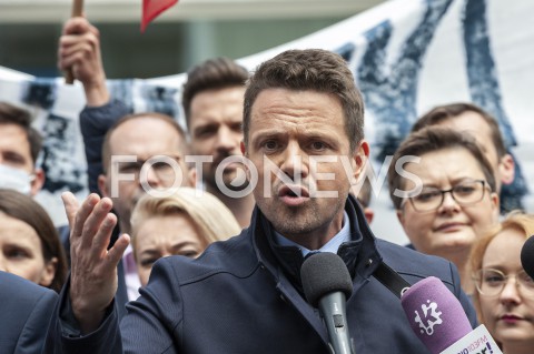  03.06.2020 WARSZAWA<br />
POCZATEK KAMPANII RAFALA TRZASKOWSKIEGO<br />
ZBIERANIE PODPISOW<br />
N/Z RAFAL TRZASKOWSKI<br />
 