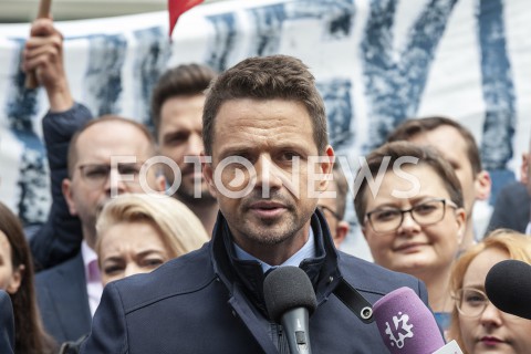  03.06.2020 WARSZAWA<br />
POCZATEK KAMPANII RAFALA TRZASKOWSKIEGO<br />
ZBIERANIE PODPISOW<br />
N/Z RAFAL TRZASKOWSKI<br />
 