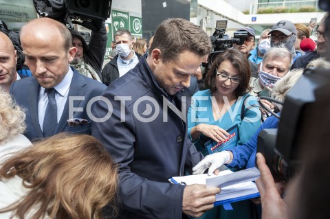  03.06.2020 WARSZAWA<br />
POCZATEK KAMPANII RAFALA TRZASKOWSKIEGO<br />
ZBIERANIE PODPISOW<br />
N/Z RAFAL TRZASKOWSKI BORYS BUDKA KAMILA GASIUK PIHOWICZ<br />
 