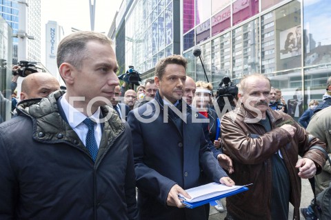  03.06.2020 WARSZAWA<br />
POCZATEK KAMPANII RAFALA TRZASKOWSKIEGO<br />
ZBIERANIE PODPISOW<br />
N/Z RAFAL TRZASKOWSKI CEZARY TOMCZYK<br />
 