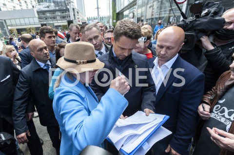  03.06.2020 WARSZAWA<br />
POCZATEK KAMPANII RAFALA TRZASKOWSKIEGO<br />
ZBIERANIE PODPISOW<br />
N/Z RAFAL TRZASKOWSKI<br />
 