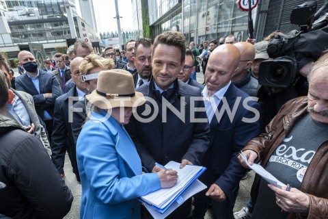  03.06.2020 WARSZAWA<br />
POCZATEK KAMPANII RAFALA TRZASKOWSKIEGO<br />
ZBIERANIE PODPISOW<br />
N/Z RAFAL TRZASKOWSKI<br />
 