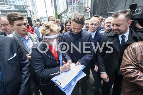  03.06.2020 WARSZAWA<br />
POCZATEK KAMPANII RAFALA TRZASKOWSKIEGO<br />
ZBIERANIE PODPISOW<br />
N/Z RAFAL TRZASKOWSKI<br />
 
