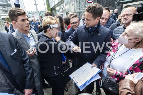  03.06.2020 WARSZAWA<br />
POCZATEK KAMPANII RAFALA TRZASKOWSKIEGO<br />
ZBIERANIE PODPISOW<br />
N/Z RAFAL TRZASKOWSKI<br />
 