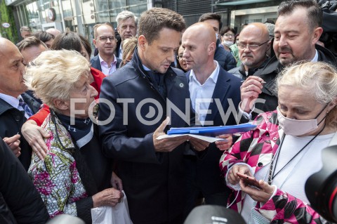  03.06.2020 WARSZAWA<br />
POCZATEK KAMPANII RAFALA TRZASKOWSKIEGO<br />
ZBIERANIE PODPISOW<br />
N/Z RAFAL TRZASKOWSKI<br />
 