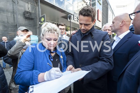  03.06.2020 WARSZAWA<br />
POCZATEK KAMPANII RAFALA TRZASKOWSKIEGO<br />
ZBIERANIE PODPISOW<br />
N/Z RAFAL TRZASKOWSKI<br />
 
