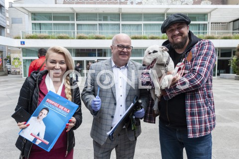  03.06.2020 WARSZAWA<br />
POCZATEK KAMPANII RAFALA TRZASKOWSKIEGO<br />
ZBIERANIE PODPISOW<br />
N/Z TOMASZ ZIMOCH Z PSEM<br />
 