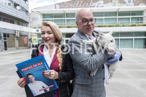  03.06.2020 WARSZAWA<br />
POCZATEK KAMPANII RAFALA TRZASKOWSKIEGO<br />
ZBIERANIE PODPISOW<br />
N/Z TOMASZ ZIMOCH Z PSEM<br />
 