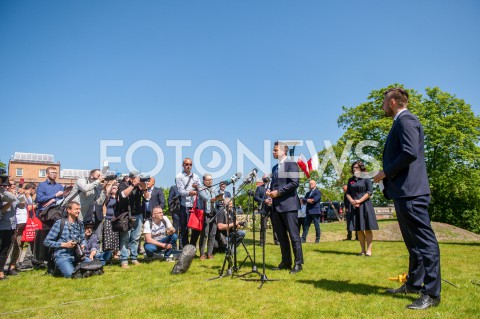  04.06.2020 - GDANSK<br />
WIZYTA RAFALA TRZASKOWSKIEGO W GDANSKU<br />
N/Z RAFAL TRZASKOWSKI ALEKSANDRA DULKIEWICZ DZIENNIKARZE<br />
 