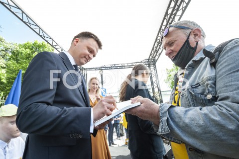  06.06.2020 WARSZAWA<br />
INAUGURACJA KAMPANII SZYMONA HOLOWNI<br />
N/Z SZYMON HOLOWNIA Z WYBORCAMI PODPISUJE KSIAZKE<br />
 