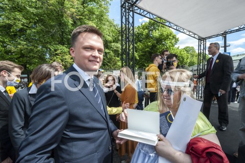 06.06.2020 WARSZAWA<br />
INAUGURACJA KAMPANII SZYMONA HOLOWNI<br />
N/Z SZYMON HOLOWNIA Z WYBORCAMI PODPISUJE KSIAZKE<br />
 