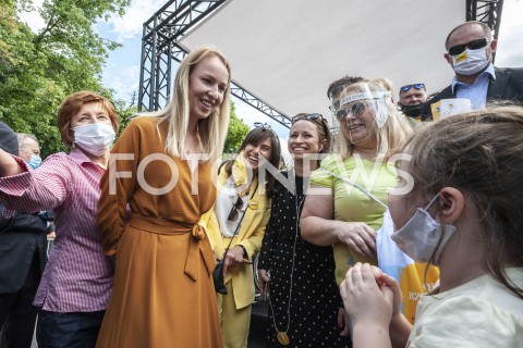  06.06.2020 WARSZAWA<br />
INAUGURACJA KAMPANII SZYMONA HOLOWNI<br />
N/Z URSZULA BRZEZINSKA HOLOWNIA<br />
 