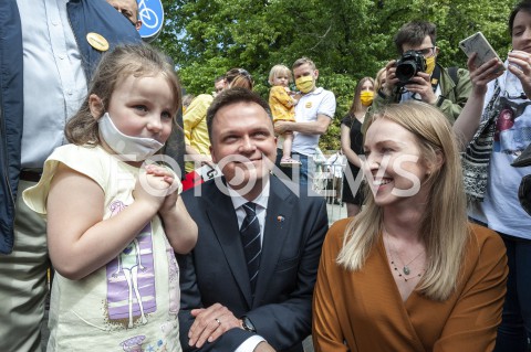  06.06.2020 WARSZAWA<br />
INAUGURACJA KAMPANII SZYMONA HOLOWNI<br />
N/Z SZYMON HOLOWNIA Z ZONA URSZULA BRZEZINSKA HOLOWNIA<br />
 