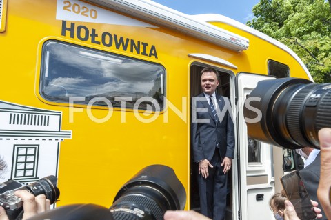  06.06.2020 WARSZAWA<br />
INAUGURACJA KAMPANII SZYMONA HOLOWNI<br />
N/Z SZYMON HOLOWNIA CAMPER KAMPER BELWEDER<br />
 