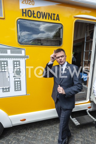  06.06.2020 WARSZAWA<br />
INAUGURACJA KAMPANII SZYMONA HOLOWNI<br />
N/Z SZYMON HOLOWNIA CAMPER KAMPER BELWEDER<br />
 