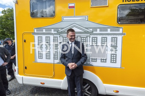  06.06.2020 WARSZAWA<br />
INAUGURACJA KAMPANII SZYMONA HOLOWNI<br />
N/Z SZYMON HOLOWNIA CAMPER KAMPER BELWEDER<br />
 