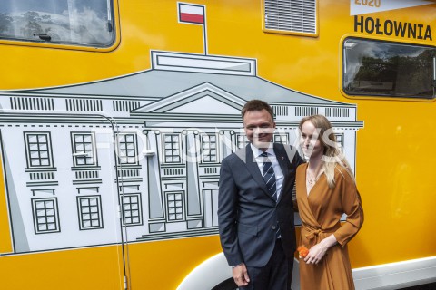  06.06.2020 WARSZAWA<br />
INAUGURACJA KAMPANII SZYMONA HOLOWNI<br />
N/Z SZYMON HOLOWNIA Z ZONA URSZULA BRZEZINSKA HOLOWNIA CAMPER KAMPER BELWEDER<br />
 