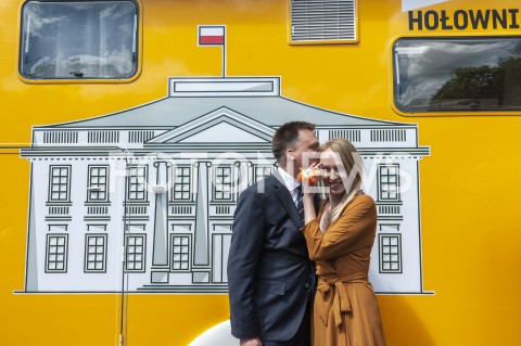  06.06.2020 WARSZAWA<br />
INAUGURACJA KAMPANII SZYMONA HOLOWNI<br />
N/Z SZYMON HOLOWNIA Z ZONA URSZULA BRZEZINSKA HOLOWNIA CAMPER KAMPER BELWEDER<br />
 