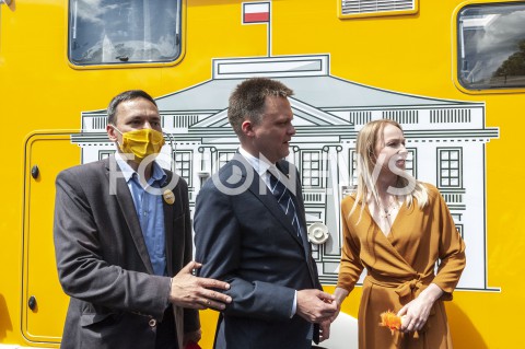  06.06.2020 WARSZAWA<br />
INAUGURACJA KAMPANII SZYMONA HOLOWNI<br />
N/Z SZYMON HOLOWNIA Z ZONA URSZULA BRZEZINSKA HOLOWNIA JACEK CICHOCKI CAMPER KAMPER BELWEDER<br />
 