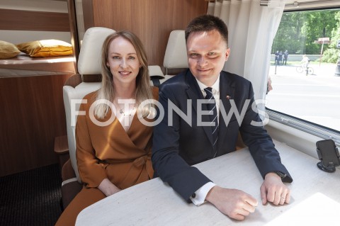  06.06.2020 WARSZAWA<br />
INAUGURACJA KAMPANII SZYMONA HOLOWNI<br />
N/Z SZYMON HOLOWNIA Z ZONA URSZULA BRZEZINSKA HOLOWNIA  CAMPER KAMPER<br />
 