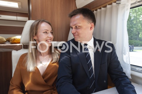  06.06.2020 WARSZAWA<br />
INAUGURACJA KAMPANII SZYMONA HOLOWNI<br />
N/Z SZYMON HOLOWNIA Z ZONA URSZULA BRZEZINSKA HOLOWNIA  CAMPER KAMPER<br />
 