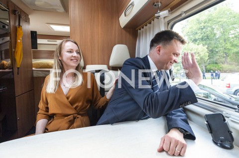  06.06.2020 WARSZAWA<br />
INAUGURACJA KAMPANII SZYMONA HOLOWNI<br />
N/Z SZYMON HOLOWNIA Z ZONA URSZULA BRZEZINSKA HOLOWNIA  CAMPER KAMPER<br />
 