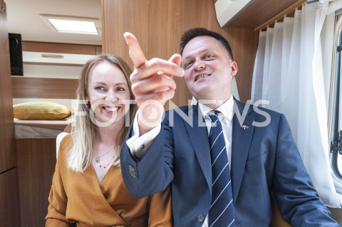  06.06.2020 WARSZAWA<br />
INAUGURACJA KAMPANII SZYMONA HOLOWNI<br />
N/Z SZYMON HOLOWNIA Z ZONA URSZULA BRZEZINSKA HOLOWNIA  CAMPER KAMPER<br />
 