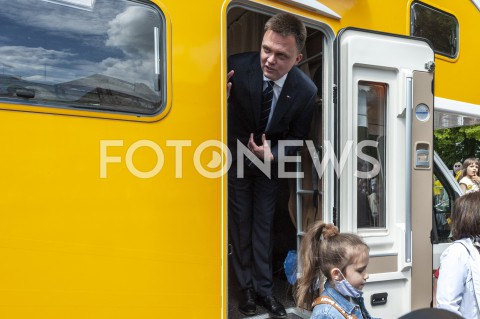  06.06.2020 WARSZAWA<br />
INAUGURACJA KAMPANII SZYMONA HOLOWNI<br />
N/Z SZYMON HOLOWNIA CAMPER KAMPER BELWEDER<br />
 