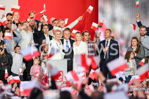  12.07.2020 PULTUSK <br />
WIECZOR WYBORCZY ANDRZEJA DUDY W PULTUSKU <br />
Andrzej Duda's electoral evening in Pultusk, Poland<br />
N/Z ANDRZEJ DUDA Z ZONA AGATA KORNHAUSER - DUDA I CORKA KINGA DUDA <br />
 