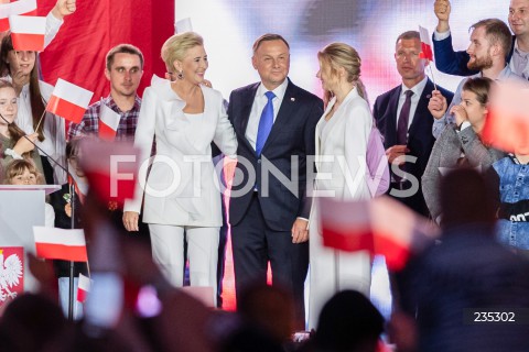  12.07.2020 PULTUSK <br />
WIECZOR WYBORCZY ANDRZEJA DUDY W PULTUSKU <br />
Andrzej Duda's electoral evening in Pultusk, Poland<br />
N/Z ANDRZEJ DUDA Z ZONA AGATA KORNHAUSER - DUDA I CORKA KINGA DUDA <br />
 